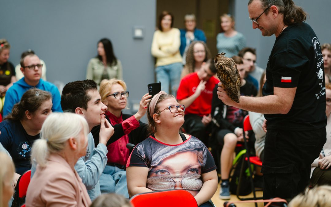 Piękna fotograficzna relacja ze spotkania z panem Piotrem Nadolskim z Fundacja Skrzydła Lasu.