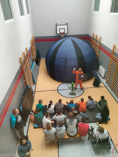 W naszej szkole Pan Daniel Stasiak  z Astro Arena przybliżył nam Wszechświat w mobilnym planetarium